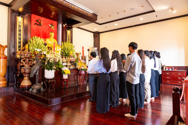 Đảng viên Chi bộ 11 HUTECH bồi dưỡng lý tưởng Đảng tại Bến cảng Nhà Rồng 18