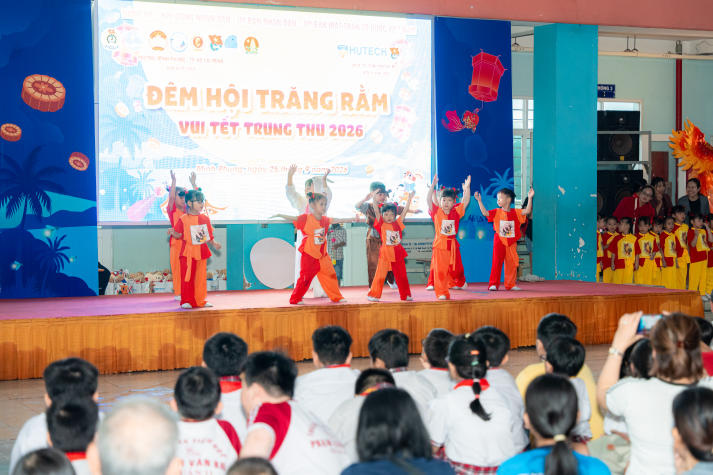 Khoa Tài chính - Thương mại nối dài mùa trăng sẻ chia cùng thiếu nhi 16