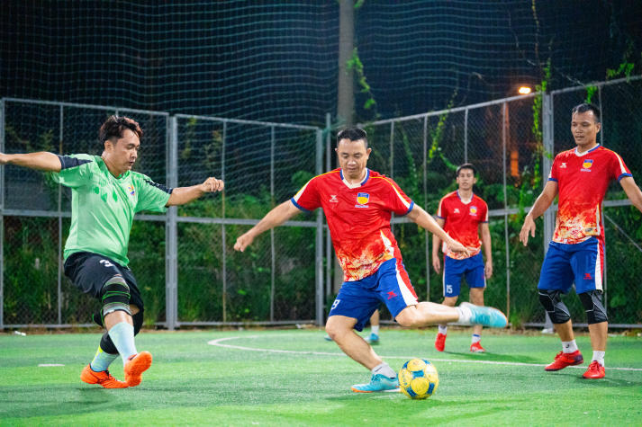 [Hội thao CB-GV-NV HUTECH 2025] Nảy lửa vòng Tứ kết bóng đá nam, 04 cái tên xuất sắc lộ diện vào Bán kết 74