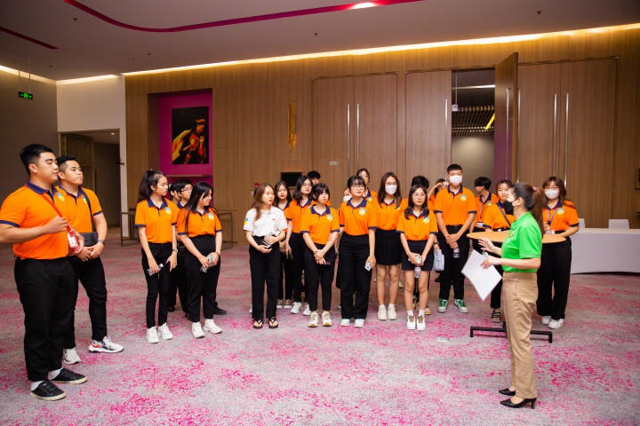 Các bạn tân sinh viên được gặp gỡ ban quản lý khách sạn và lắng nghe những chia sẻ bổ ích HUTECH 2