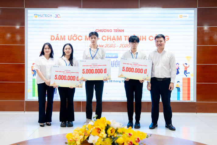HUTECH trao học bổng “Dám ước mơ - Chạm thành công”, tiếp sức sinh viên vươn lên năm học 2025-2026 65