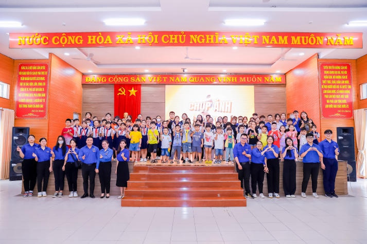 CLB Nhiếp ảnh và CLB Tình nguyện cộng đồng chung tay mang “Mùa hè yêu thương” đến với các em nhỏ 21