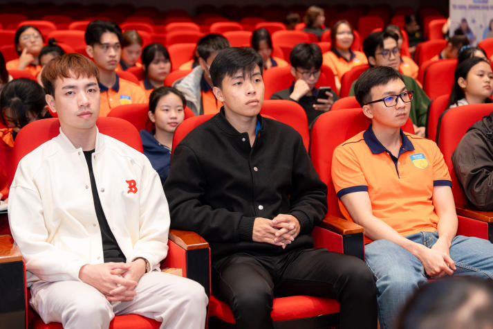 Sinh viên HUTECH viết nên câu chuyện trưởng thành tại “Chắp Cánh - Hành trình bản lĩnh” 60