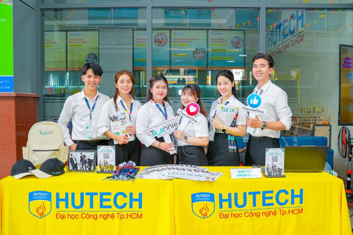 [Video] Sôi nổi buổi giao lưu cùng ca sĩ Ngô Kiến Huy và thăm khám sức khỏe răng miệng của sinh viên HUTECH 71