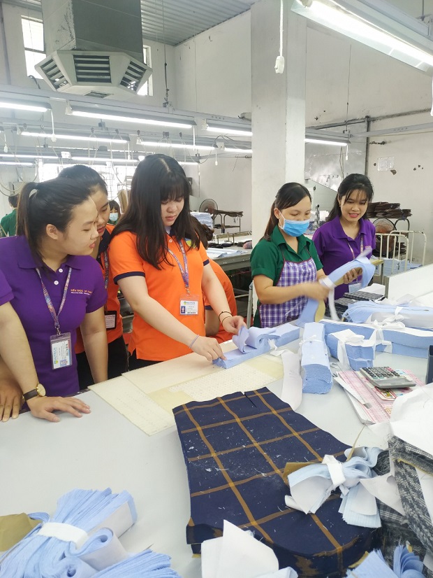 Sinh viên HUTECH tìm hiểu về quy trình sản xuất hàng may mặc tại Công ty CP Bình Phú 66