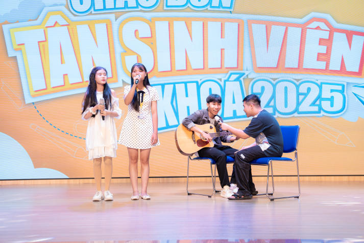 Khoa Khoa học Xã hội và Quan hệ Công chúng thắp lửa đam mê, chào đón thế hệ tân sinh viên năng động và sáng tạo 76