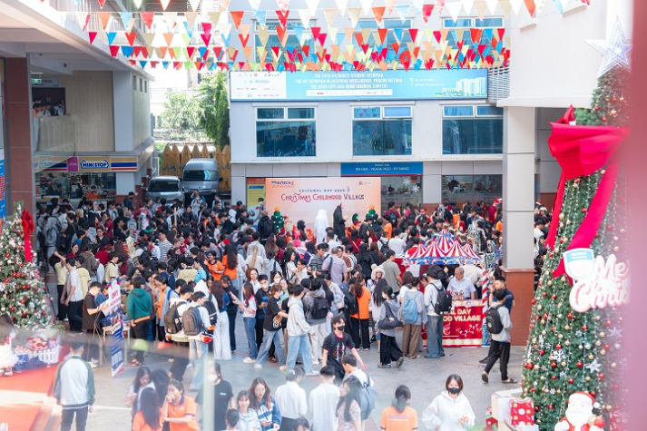 [Video] Christmas Childhood Village: Điểm hẹn văn hóa của sinh viên Khoa Tiếng Anh 34