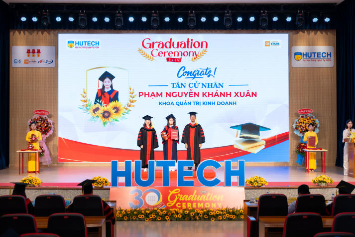 Lễ trao bằng tốt nghiệp HUTECH: “Hãy tiếp tục vững bước chinh phục những đỉnh cao mới” 95
