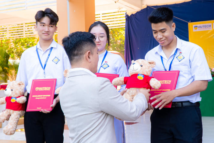 HUTECH Scholarship Tour 2025: HUTECH tiếp tục trao 36 suất học bổng trị giá 25% học phí toàn khóa cho học sinh 03 trường THPT 47