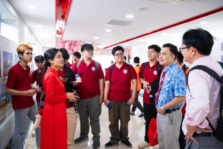 Sinh viên Viện Kỹ thuật tìm hiểu quy trình tự động hóa tại Nhà máy Yakult Việt Nam 20