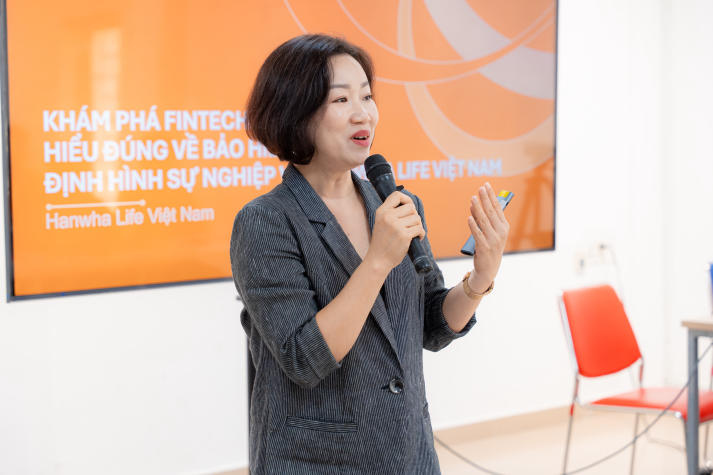 [Video] Sinh viên HUTECH tìm hiểu kiến thức ngành công nghệ tài chính cùng chuyên gia Hanwha Life 42