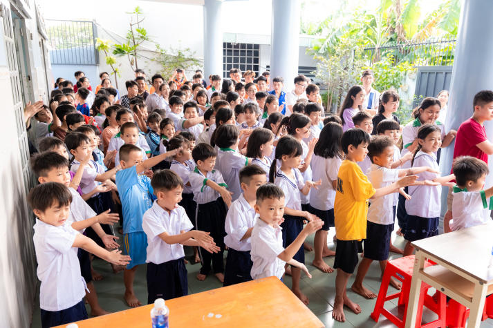 Sinh viên Viện Kỹ thuật gửi Trung thu yêu thương đến với trẻ em trường tình thương 38