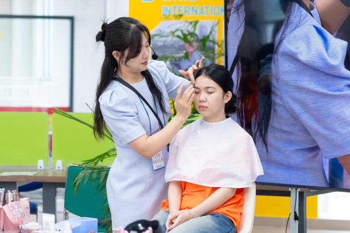 [Video] Khám phá Personal Color & K-Beauty 2025: Sinh viên Công nghệ thẩm mỹ “bắt trend” cùng chuyên gia Hàn Quốc 37