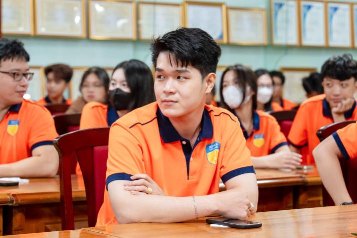 Newbies HUTECH được tiếp lửa tự tin bước vào giảng đường 40