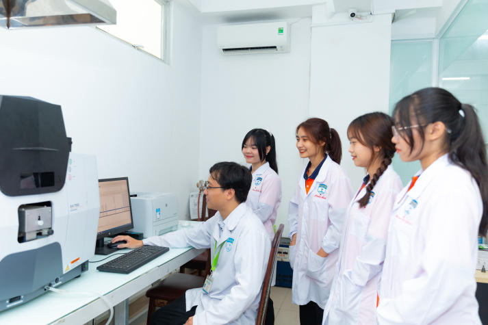 Điểm xét học bạ ngành Dược, Điều dưỡng, Xét nghiệm HUTECH lần lượt là từ 21 và 19, học phí khoảng 11-12 triệu/kỳ 144