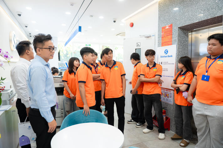 Sinh viên Khoa Luật định hình tương lai nghề nghiệp qua chuyến tham quan Shinhan Bank 18