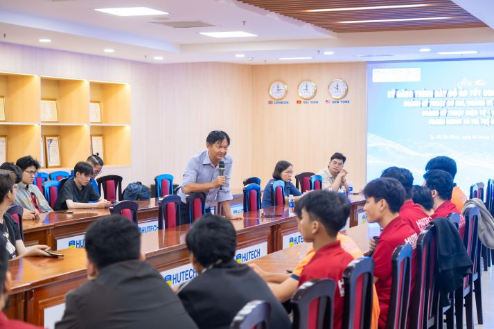 Sinh viên Viện kỹ thuật nâng cao kỹ năng báo cáo đồ án tốt nghiệp 42