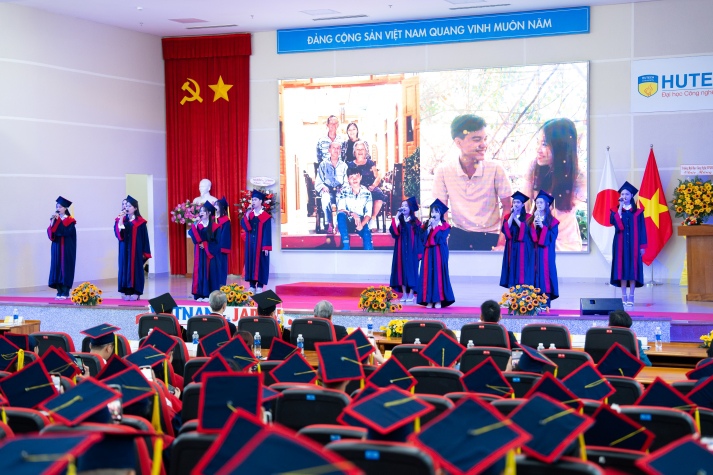 [Video] Tân Cử nhân, Kỹ sư Viện Công nghệ Việt - Nhật HUTECH tốt nghiệp trong niềm hân hoan và xúc động 150