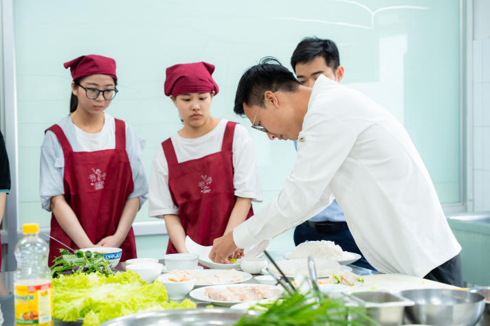 Sinh viên Đại học Kagawa trải nghiệm văn hóa và mở rộng tư duy hội nhập cùng sinh viên viên HUTECH 101