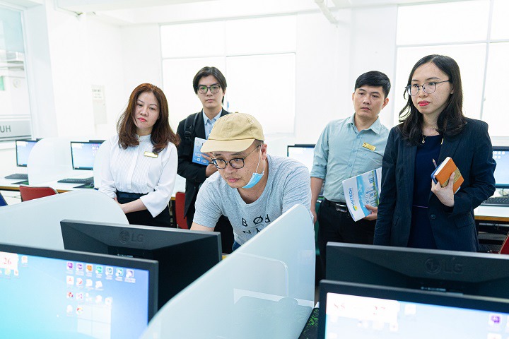 Khoa Trung Quốc học HUTECH đón tiếp và làm việc cùng Ủy ban Công tác thúc đẩy kỳ thi năng lực Hoa Ngữ quốc gia, Đài Loan 50