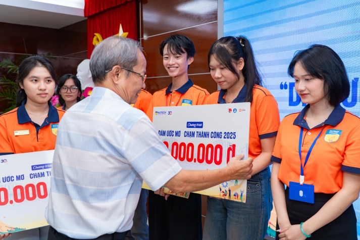 Học bổng Dám ước mơ - Chạm thành công 2025: Lan tỏa giá trị vượt khó và khát vọng vươn lên của thế hệ trẻ HUTECH 226