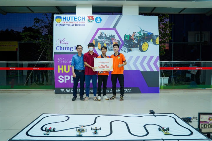 Sinh viên Viện Kỹ thuật thể hiện tài năng lập trình điều khiển xe dò line tại Chung kết cuộc thi HUTECH Speedway 112