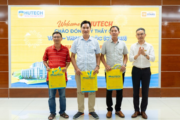 Ban Giám hiệu, giáo viên Trường THCS & THPT Tân Lộc (Cà Mau) tham quan không gian học tập HUTECH 57