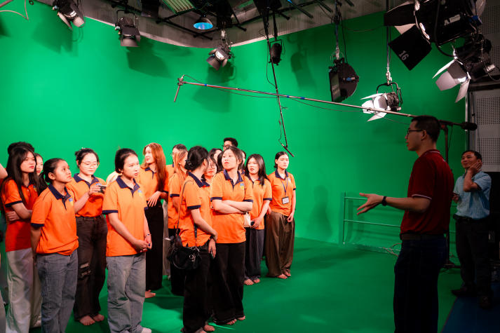 Sinh viên Quan hệ công chúng “bước vào hậu trường” sản xuất chương trình truyền hình trực tiếp tại HTV 89