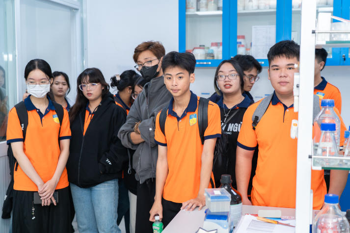 Sinh viên Công nghệ sinh học HUTECH khám phá tiềm năng vi sinh vật tại Viện Khoa học Sự sống 46
