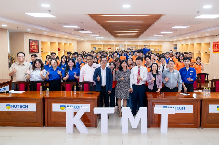 Tôn vinh và lan tỏa nhiệt huyết của sinh viên Khoa Kiến trúc - Mỹ thuật tại Hội nghị Tổng kết năm học 2024-2025 43