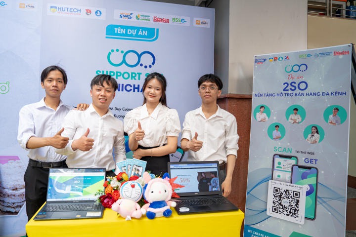 “Tour” khám phá không gian triển lãm Top 10 “HUTECH Startup Wings 2023” 188