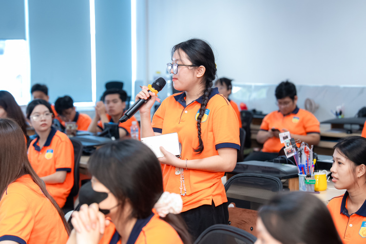 Sinh viên Khoa Tài chính - Thương mại tìm hiểu nghề kế toán và cơ hội thực tập tại Tim Sen 47