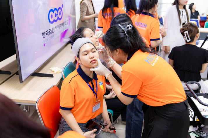 [Video] Sinh viên Viện Khoa học Ứng dụng khám phá bí mật chuẩn K-Beauty cùng chuyên gia Hàn Quốc 210