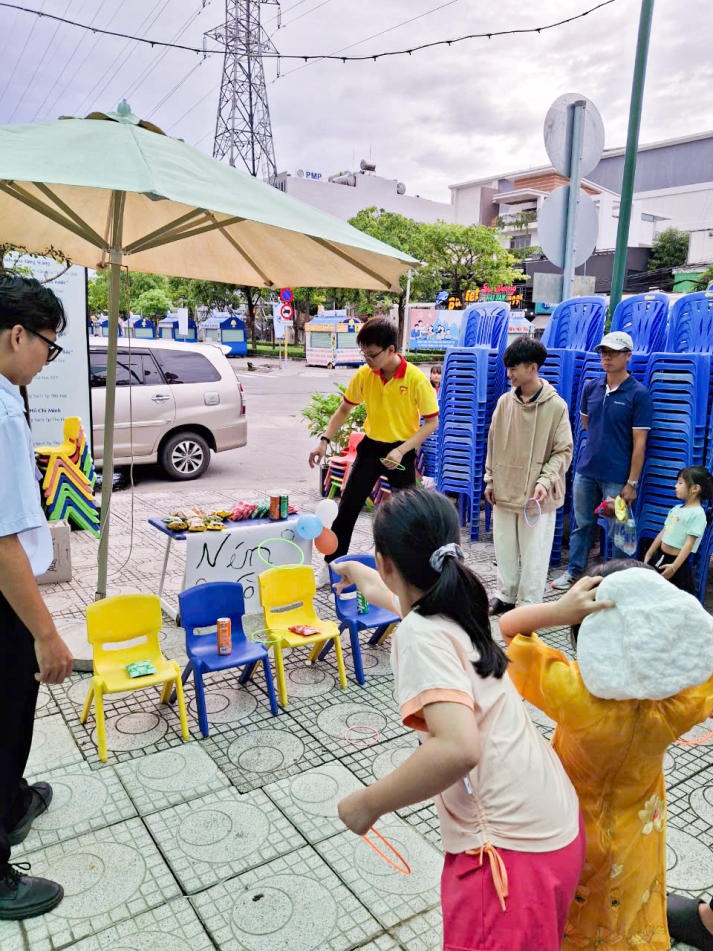 ​Sinh viên Khoa Luật HUTECH mang niềm vui Tết trung thu đến các em thiếu nhi 26