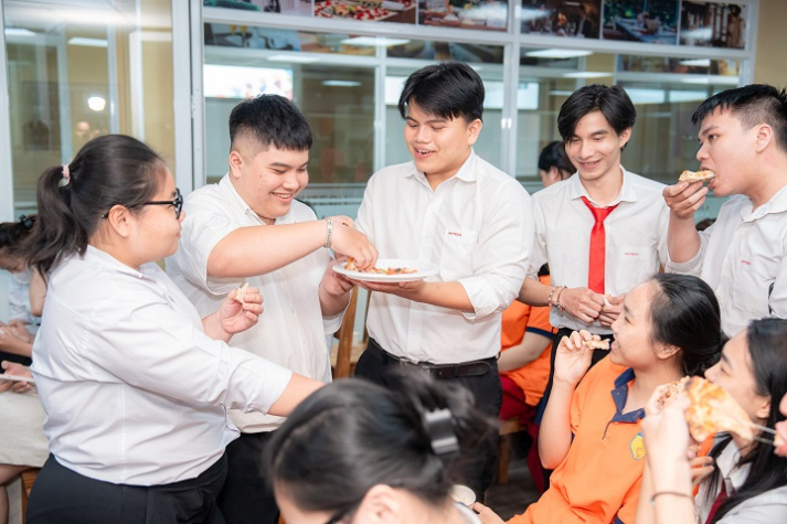 [Video] Top 4 Giải vô địch Pizza Thế giới 2025 hướng dẫn sinh viên Quản trị nhà hàng làm pizza “chuẩn Ý” 46