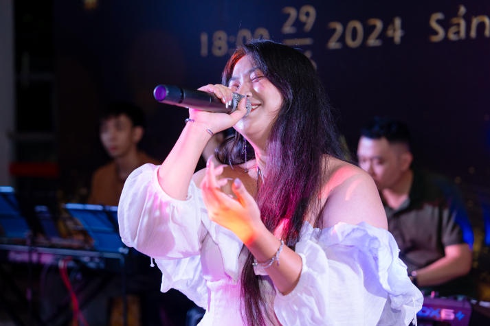 Sinh viên Quan hệ công chúng trình làng các video phóng sự và tỏa sáng tại Đêm tiệc "Dạ Huyền" 180