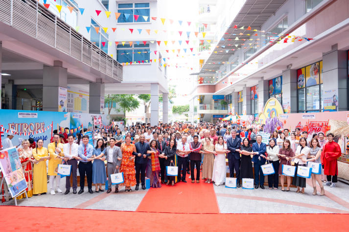 [Video] Sinh viên HUTECH “chạm” vào đa sắc văn hóa tại HUTECH Global Festival 2025 355