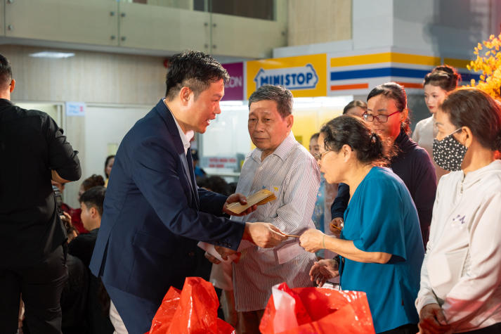 HUTECH chung tay lan tỏa yêu thương tại chương trình “Tết hạnh phúc - Mùa 4” 49