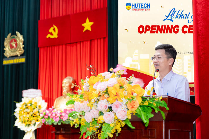 Gần 100 học viên Công an TP.HCM chính thức bước vào chương trình đại học đào tạo từ xa tại HUTECH 19