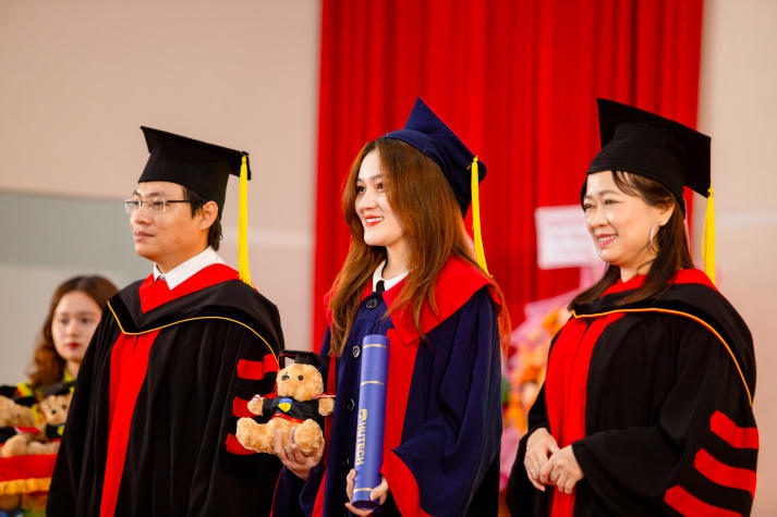 [Video] Over 400 HUTECH Masters and Bachelors of International and Transnational programs excitedly attend their graduation ceremony 132