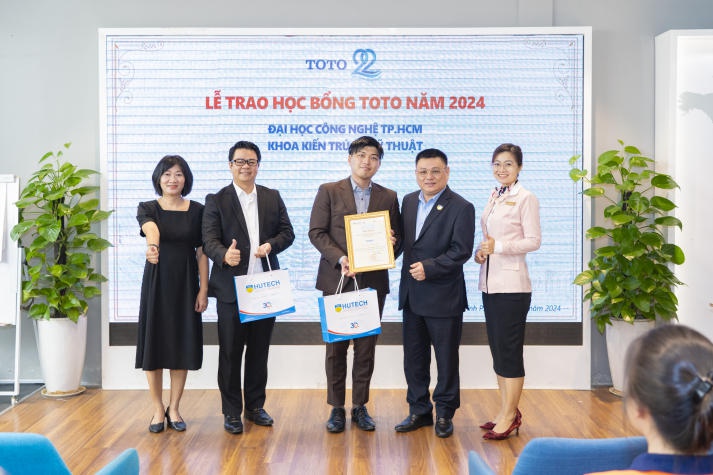 Sinh viên Khoa Kiến trúc - Mỹ thuật tăng cường kiến thức thực tiễn và nhận học bổng tại chuyến tham quan TOTO Showroom 22