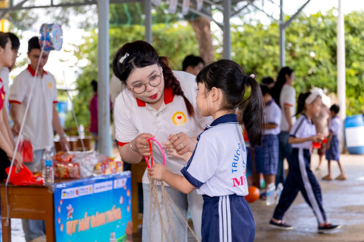Chi bộ 17 mang mùa trăng ấm áp đến gần 270 học sinh Trường Tiểu học Mỹ An 40