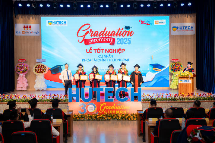 HUTECH vinh danh những gương mặt xuất sắc trong học tập và rèn luyện tại Lễ trao bằng tốt nghiệp 17
