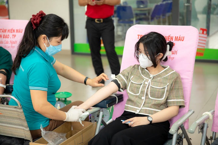 Á khôi Trần Đình Thạch Thảo hiến máu tình nguyện hưởng ứng Tháng Thanh niên tại HUTECH 63