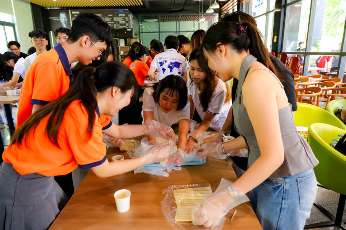 Sinh viên Khoa Tài chính - Thương mại giao lưu văn hóa dân gian cùng bạn bè quốc tế tại Chương trình “Wrap & Clap” 30