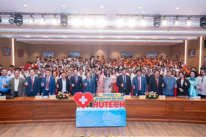 Thứ trưởng Bộ Y tế Đỗ Xuân Tuyên cắt băng khánh thành Trường Y và Khoa học Sức khỏe HUTECH 106