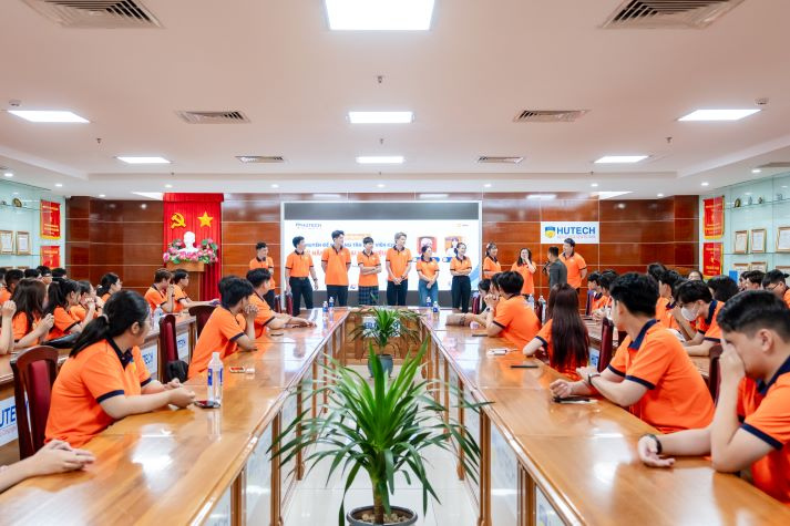 Newbies HUTECH được tiếp lửa tự tin bước vào giảng đường 94