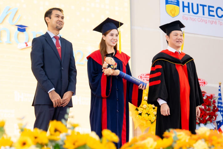 [Video] Over 400 HUTECH Masters and Bachelors of International and Transnational programs excitedly attend their graduation ceremony 110