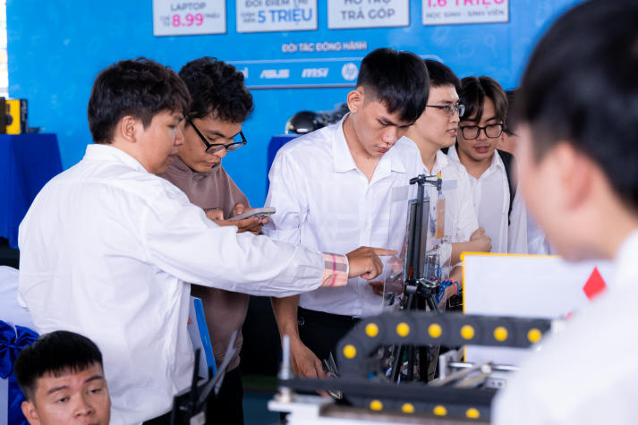 [Video] Kỹ thuật đỉnh cao - Ý tưởng táo bạo: Loạt sản phẩm của sinh viên HUTECH gây sốt 85