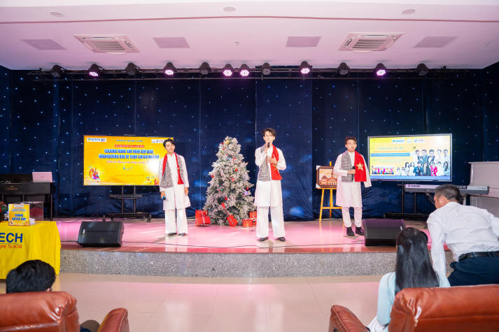 Viện Văn hóa - Nghệ thuật - Thể thao HUTECH thắp sáng tinh thần tương thân tương ái qua chương trình nghệ thuật 54